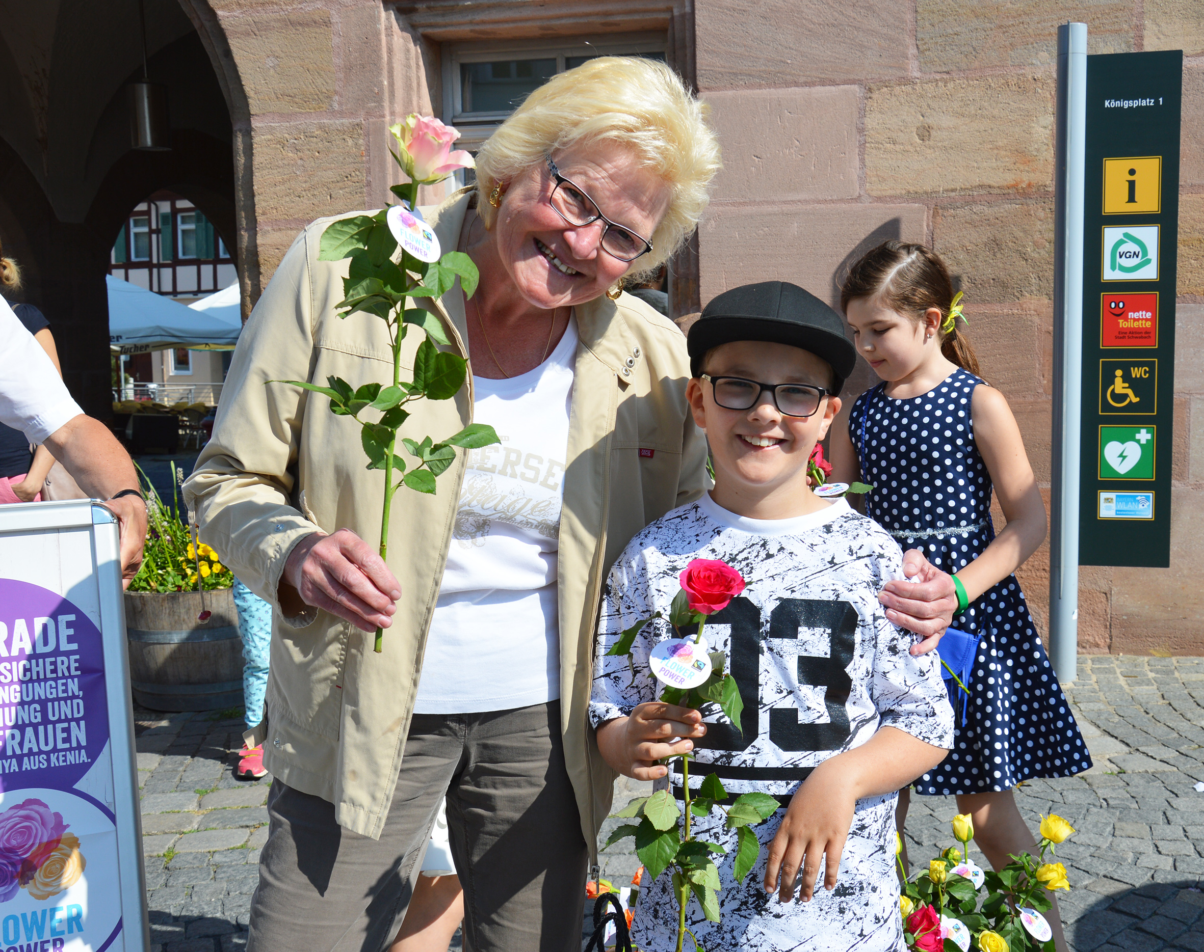 Engagement Fur Gerechten Handel Kinder Verteilen Faire Rosen An Mamas Region Schwabach